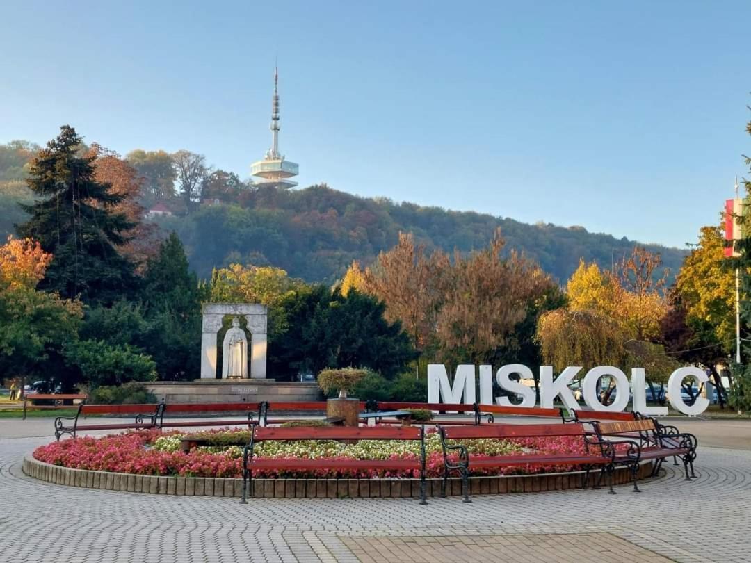Julia Apartman Miskolc Exterior foto